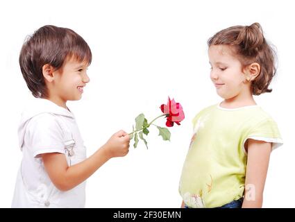 Scène très mignonne de deux petits enfants avec rose Banque D'Images