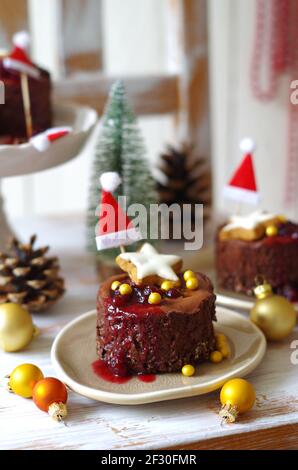 Petit gâteau à la mousse au chocolat avec base de flocons d'avoine au chocolat et granberry sauce Banque D'Images