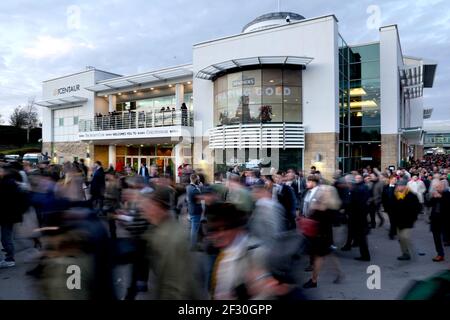 Photo du dossier datée du 13-03-2020 de Racegoers au Cheltenham Festival. Date de publication : dimanche 14 mars 2021. Banque D'Images
