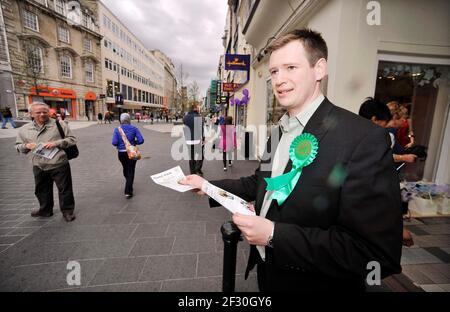 PETER CRANIE, LE PRINCIPAL CANDIDAT DU PARTI VERT POUR LES ÉLECTIONS DE L'EURO EN JUIN POUR LE NORD-OUEST À LIVERPOOL. 1/5/09 PHOTO DAVID ASHDOWN Banque D'Images