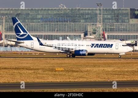 Francfort, Allemagne - 16 octobre 2018 : avion Tarom Boeing 737 à l'aéroport de Francfort (FRA) en Allemagne. Boeing est un fabricant américain d'avions He Banque D'Images