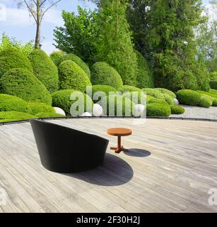 Belle terrasse avec sièges dans un parc exotique. Banque D'Images