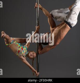 Pôle de danseurs faisant des exercices en paire studio shot Banque D'Images