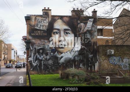 Lord Morpeth pub public House, Bow, est de Londres avec votes pour les femmes Sylvia Pankhurst murale Banque D'Images