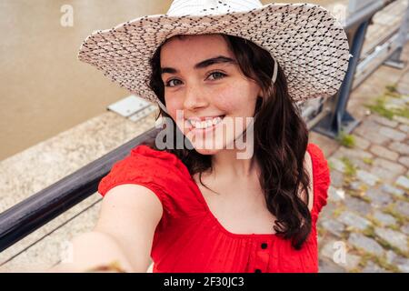 Latina Teen femme prenant un Selfie. Concept socialmedia. Banque D'Images