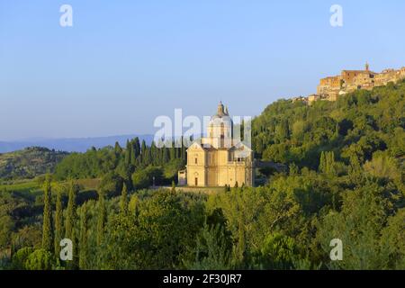 Magnifique panorama sur la Toscane, vue sur Montepulciano et Chiesa di San Biagio. Banque D'Images