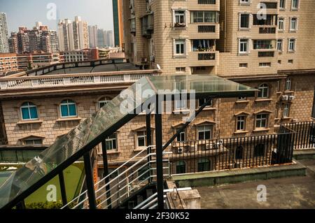 Passerelle couverte de verre vers le toit de la zone industrielle créative Bridge 8 sur Jianguo Middle Road, Huangpu District, Shanghai, Chine, Asie. Banque D'Images