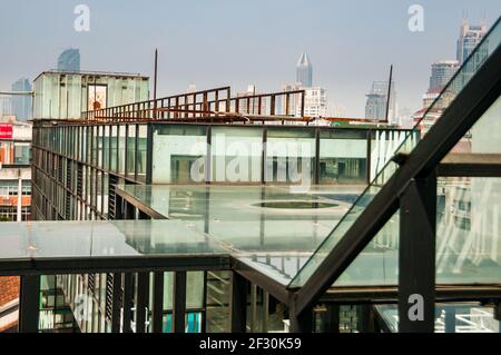 La passerelle en verre de la zone industrielle créative Bridge 8 au-dessus de Jianguo Middle Road, Huangpu District, Shanghai, Chine, Asie. Banque D'Images