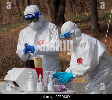 Hwaseong, Corée du Sud. 14 mars 2021. Des travailleurs médicaux préparent des installations d'essai COVID-19 à Hwaseong, dans la province de Gyeonggi, en Corée du Sud, le 14 mars 2021. Les autorités sud-coréennes ont déclaré vendredi qu'elles étendront les règles de distance sociale de niveau 2, la troisième plus élevée parmi le système à cinq niveaux du pays, dans la zone métropolitaine de Séoul pour deux semaines jusqu'en mars 28. Credit: SEO Yu-Seok/Xinhua/Alay Live News Banque D'Images