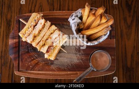 Vue de dessus de Katsu sando, sandwich japonais fait de pain blanc et porc croustillant ou côtelettes de poulet avec frites et sauce Banque D'Images