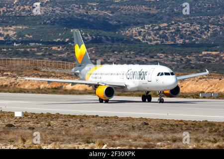 Sitia, Grèce - 16 septembre 2018 : avion A320 de Condor Airbus à l'aéroport de Sitia (JSH) en Grèce. Airbus est un fabricant européen d'avions basé à Banque D'Images