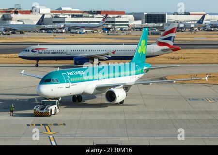 Londres, Royaume-Uni - 1er août 2018 : AER Lingus Airbus A320 à l'aéroport de Londres Heathrow (LHR) au Royaume-Uni. Banque D'Images