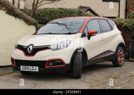 Renault Captur dynamique en blanc avec garniture rouge Banque D'Images