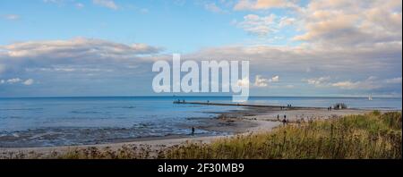 Randonnée sur la plage à Laboe, Schleswig-Holstein, Allemagne, le jour d'automne ensoleillé Banque D'Images