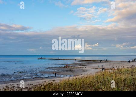 Randonnée sur la plage à Laboe, Schleswig-Holstein, Allemagne, le jour d'automne ensoleillé Banque D'Images