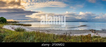 Randonnée sur la plage à Laboe, Schleswig-Holstein, Allemagne, le jour d'automne ensoleillé Banque D'Images