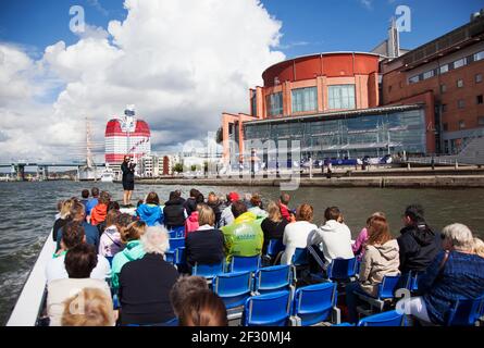 Touristes sur le bateau de visite Paddan à Göta älv. Ici à l'Opéra de Göteborg. Banque D'Images