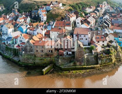 Un ensemble de maisons dans le village de Staithes, de Cow Bar NAB Banque D'Images