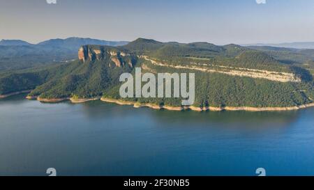 Vue aérienne du réservoir de Sau depuis les falaises de Tavertet (Collsacabra, Catalogne, Espagne) Banque D'Images