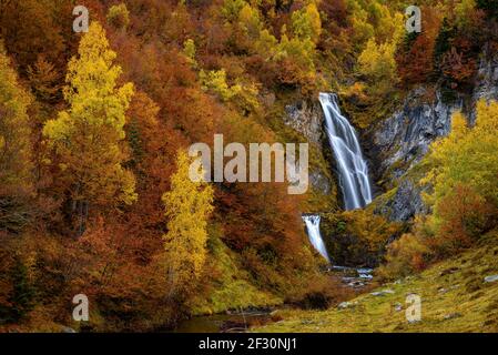 Automne à la cascade de Pish (Vallée d'Aran, Catalogne, Pyrénées, Espagne) ESP: Otoño en el Saut deth Pish (Valle de Arán, Pirineos, Cataluña, España) Banque D'Images