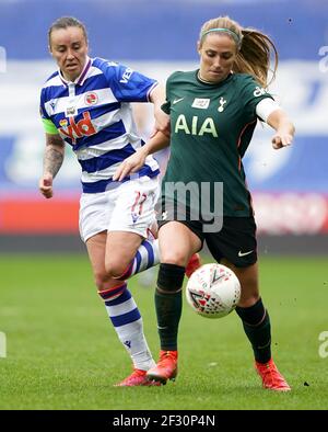 Natasha Harding de Reading (à gauche) et Shelina Zadorsky de Tottenham Hotspur se battent pour le ballon lors du match de Super League féminin FA au Madejski Stadium, Reading. Date de la photo: Dimanche 14 mars 2021. Banque D'Images