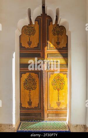 Belle porte en arcades Arabesque médiévale avec panneaux en bois peints. Banque D'Images