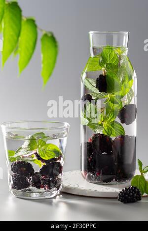 eau de détox infusée avec des mûres et de la menthe en bouteille Banque D'Images