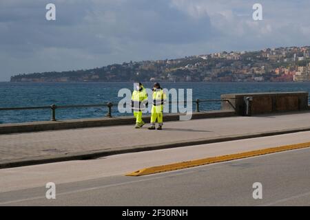 Le front de mer déserté, avec les forces de police déployées, est la façon dont Naples s'est présentée dans la matinée, le premier dimanche du 14 mars, à nouveau un confinement. Banque D'Images