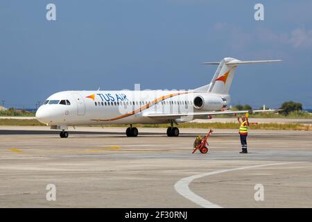 Rhodes, Grèce - 12 septembre 2018 : un avion de la compagnie a tus Air Fokker 100 à l'aéroport de Rhodes (RHO) en Grèce. Banque D'Images