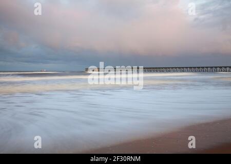 Paysage marin minimaliste avec jetée à Steetley, Hartlepool. Banque D'Images