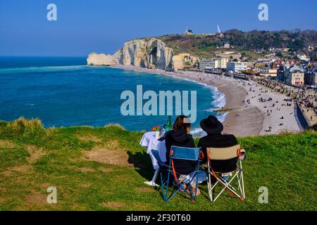 France, Seine-Maritime (76), pays de Caux, Côte d'Albâtre, Etretat, La plage et la falaise d'Amont Banque D'Images