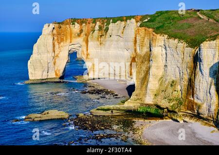 France, Seine-Maritime (76), pays de Caux, Côte d'Albâtre, Etretat, La falaise d'aval, la Manneporte Banque D'Images