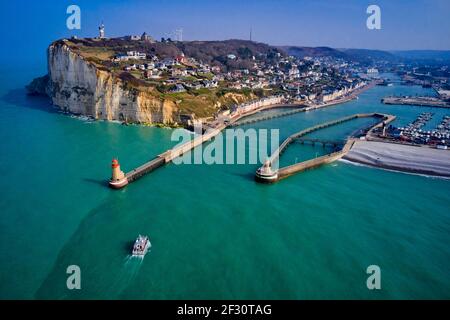 France, Seine-Maritime (76), Fécamp, les falaises du Cap Fagnet et la ville (vue aérienne) Banque D'Images