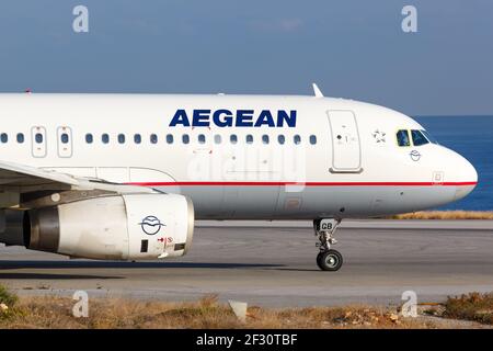 Héraklion, Grèce - 15 septembre 2018 : un avion A320 Airbus A320 de la compagnie Aegean Airlines à l'aéroport d'Héraklion (HER) en Grèce. Banque D'Images