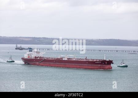 WhiteGate, Cork, Irlande. 14 mars 2021. Le pétrolier Stemnitsa a été escorté hors du port par des remorqueurs Alex et DSG Titan après avoir déchargé sa cargaison de pétrole brut à la raffinerie de pétrole de Whitegate, Co. Cork, Irlande. - crédit; David Creedon / Alamy Live News Banque D'Images