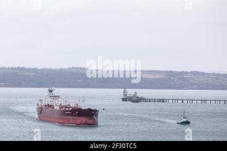 WhiteGate, Cork, Irlande. 14 mars 2021. Le pétrolier Stemnitsa a été escorté hors du port par le remorqueur DSG Titan après avoir déchargé sa cargaison de pétrole brut à la raffinerie de pétrole de Whitegate, Co. Cork, Irlande. - crédit; David Creedon / Alamy Live News Banque D'Images