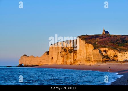 France, Seine-Maritime (76), pays de Caux, Côte d'Albâtre, Etretat, La plage et la falaise d'Amont Banque D'Images