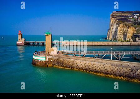 France, Seine-Maritime (76), Fécamp, les falaises du Cap Fagnet et la ville (vue aérienne) Banque D'Images