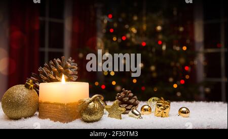 Bougie blanche de Noël avec décorations dorées et sapin Banque D'Images