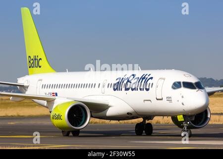 Paris, France - 16 août 2018 : avion Air Baltic Airbus A220 CSeries à l'aéroport Paris Charles de Gaulle en France. Banque D'Images