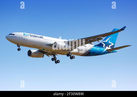 Paris, France - 17 août 2018 : avion Airbus A330 d'Air Transat à l'aéroport Paris Charles de Gaulle en France. Banque D'Images