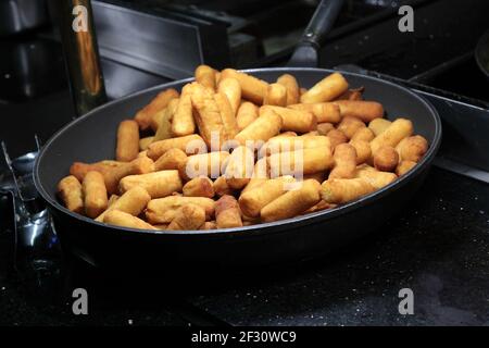 Fromage frit sur une poêle au buffet Banque D'Images