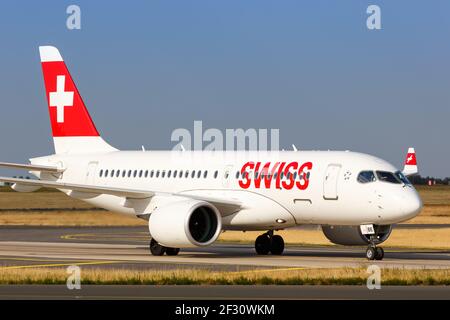 Paris, France - 16 août 2018 : avion suisse Airbus A220 CSeries à l'aéroport Paris Charles de Gaulle en France. Banque D'Images