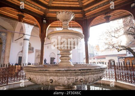 Mosquée avec fontaine en face Banque D'Images