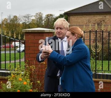 Shelley Williams-Walker et Boris Johnson à Milton Keynes en octobre 2019, alors qu'il était PM et qu'elle était chef des opérations. M. Johnson tient son téléphone. Banque D'Images