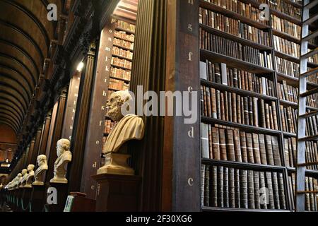 Librairies avec des livres imprimés et manuscrits précieux dans la salle longue de l'ancienne bibliothèque du Trinity College à Dublin, Irlande. Banque D'Images