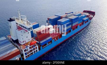 Conteneur ULCV navire navigue sur l'eau libre entièrement chargé avec des conteneurs et de la cargaison. Banque D'Images