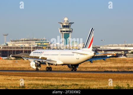 Paris, France - 15 août 2018 : décollage de l'avion Airbus A321 d'Air France à l'aéroport de Paris Orly en France. Airbus est un fabricant européen d'avions Banque D'Images