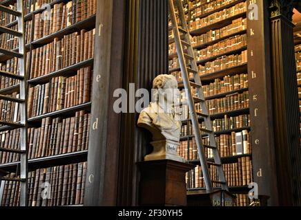 Librairies avec des livres imprimés et manuscrits précieux dans la salle longue de l'ancienne bibliothèque du Trinity College à Dublin, Irlande. Banque D'Images