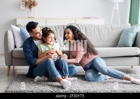 Les parents du Moyen-Orient s'amusent avec leur petite fille à Accueil Banque D'Images